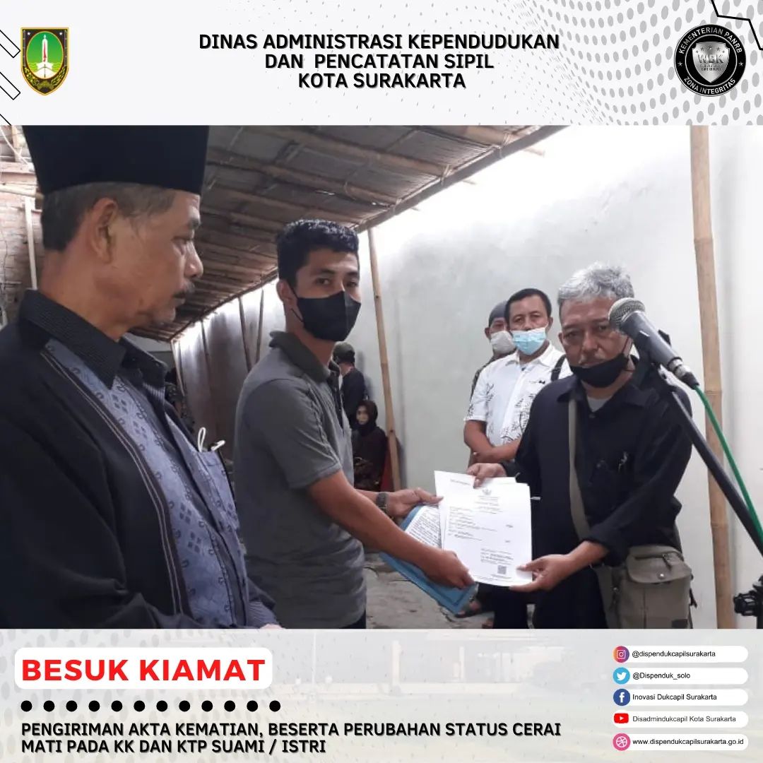 Warga Menerima Layanan Besuk Kiamat Yang Diserahkan Oleh Petugas