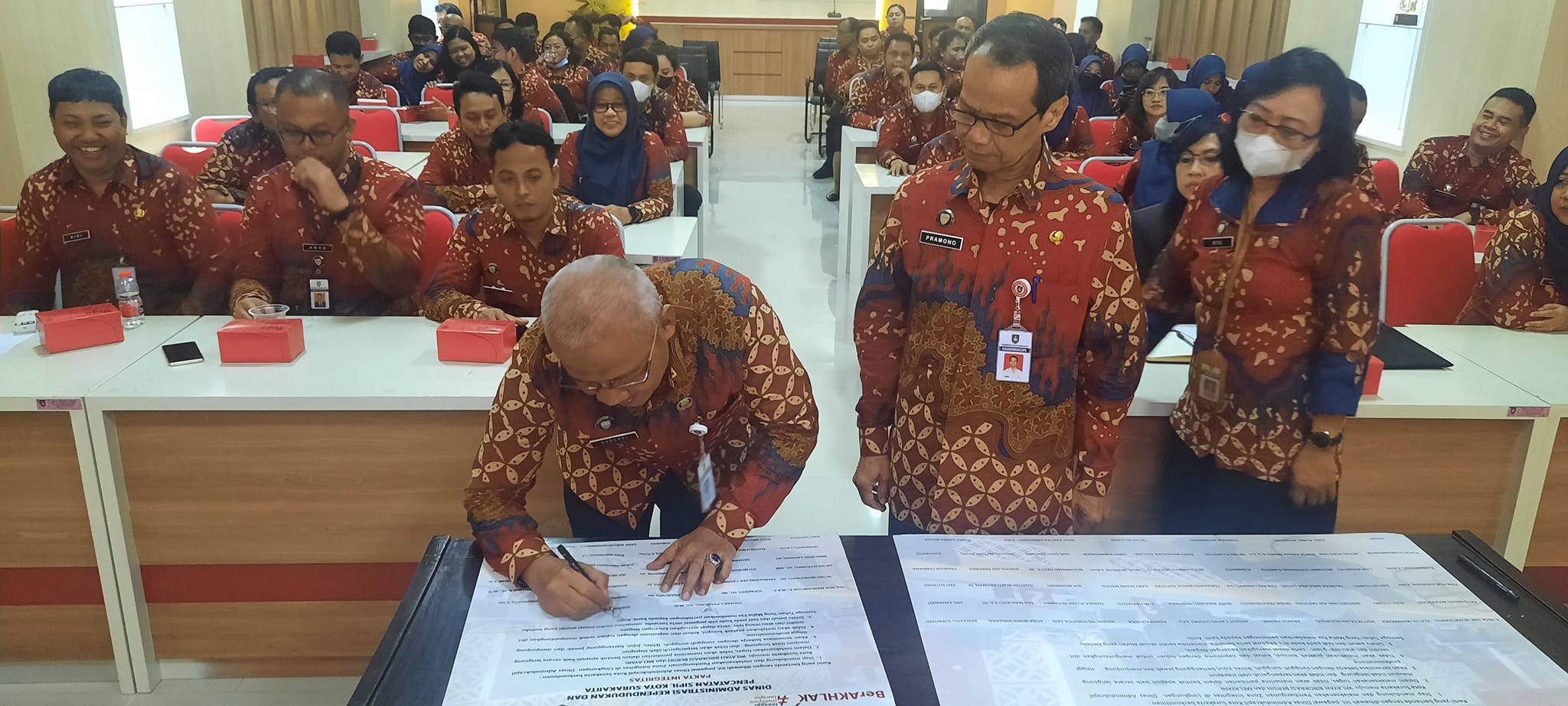 Seluruh Pegawai Disdukcapil Surakarta Kembali Menandatangani Pakta