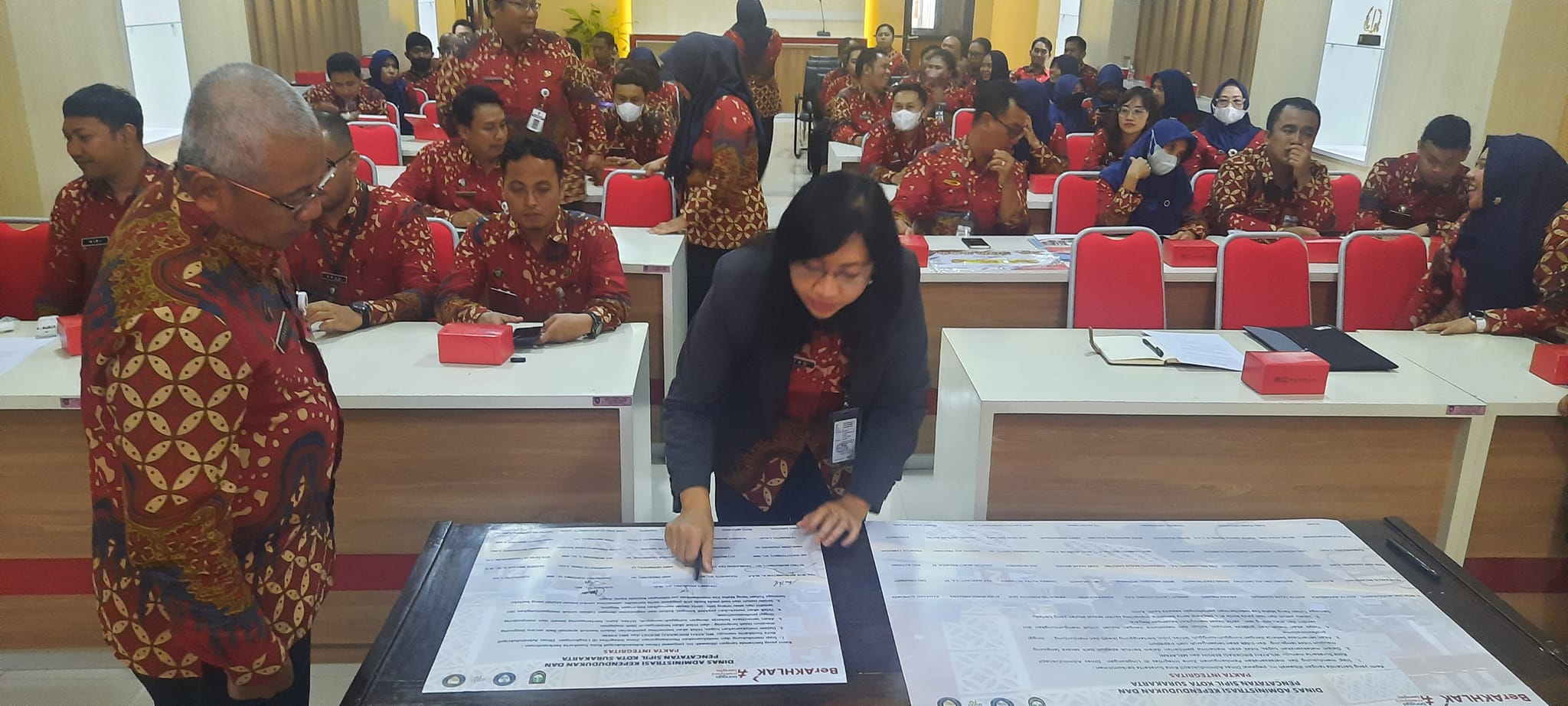 Seluruh Pegawai Disdukcapil Surakarta Kembali Menandatangani Pakta